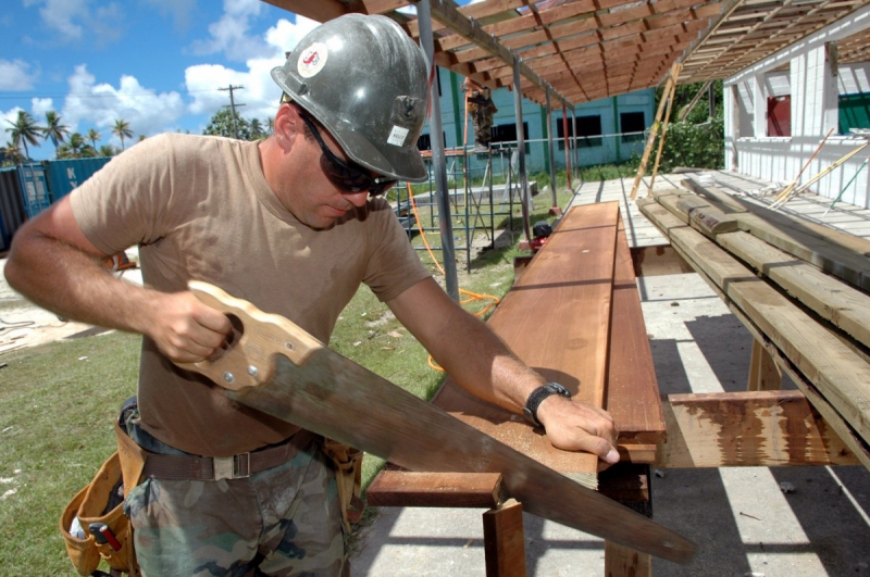 charpentier-FLAYOSC-min_worker_construction_building_carpenter_male_job_build_helmet-893290